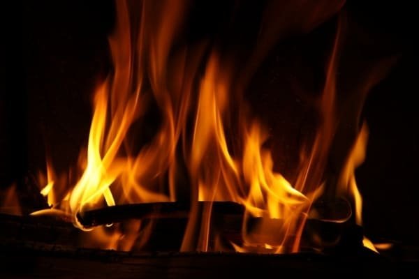 Як правильно розпалити камін