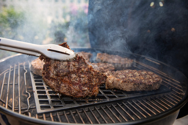 Вугільний гриль Weber Master-Touch GBS E-6755 67 см. Фото 7